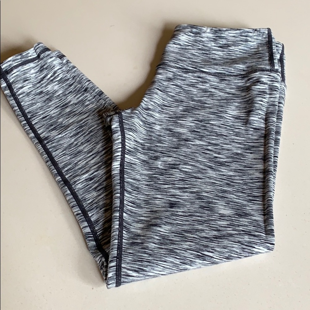 Black and white yoga pant